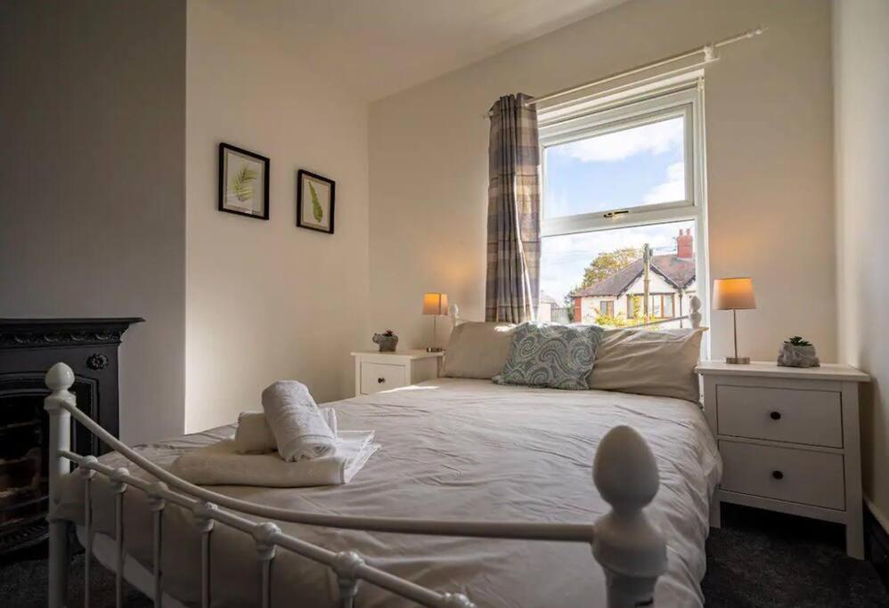 Spacious Town House Lytham St Annes Exterior photo
